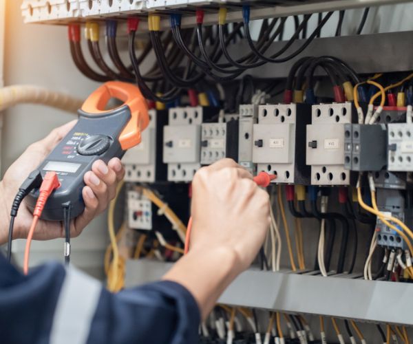 Elektriker misst mit Stromzange am Verteiler – Notdienst bei Stromausfall