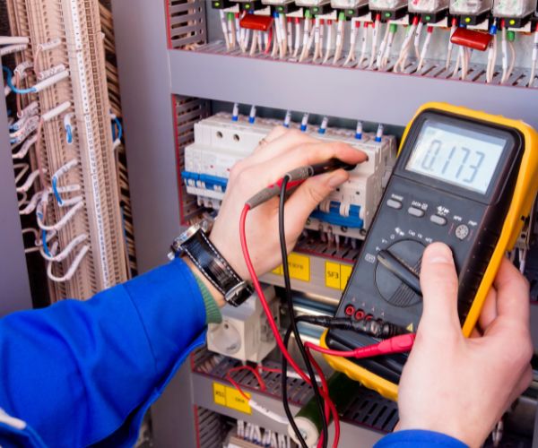 Fehlersuche mit Multimeter am Sicherungskasten – Störungssuche