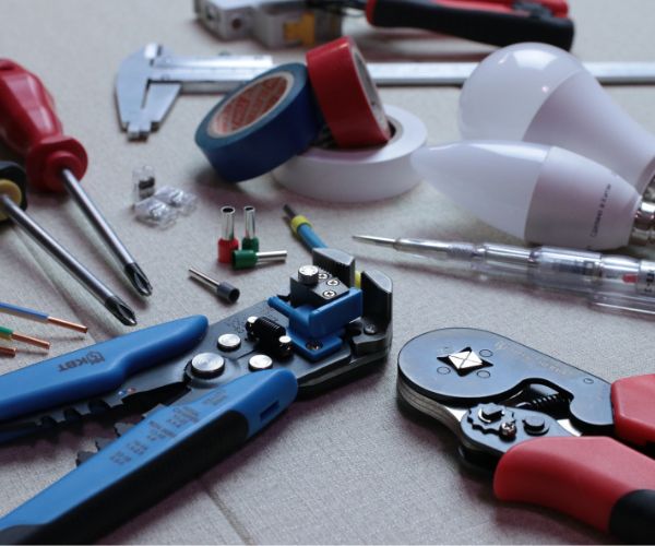 Professionelles Elektriker-Werkzeug und Ausrüstung