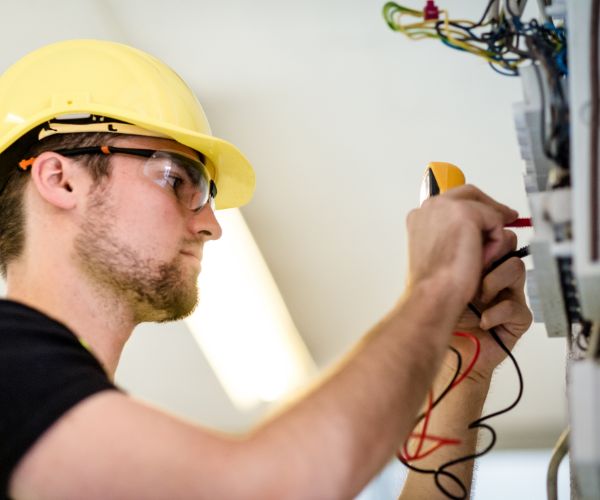 Elektriker prüft den Verteiler – Elektro-Notdienst